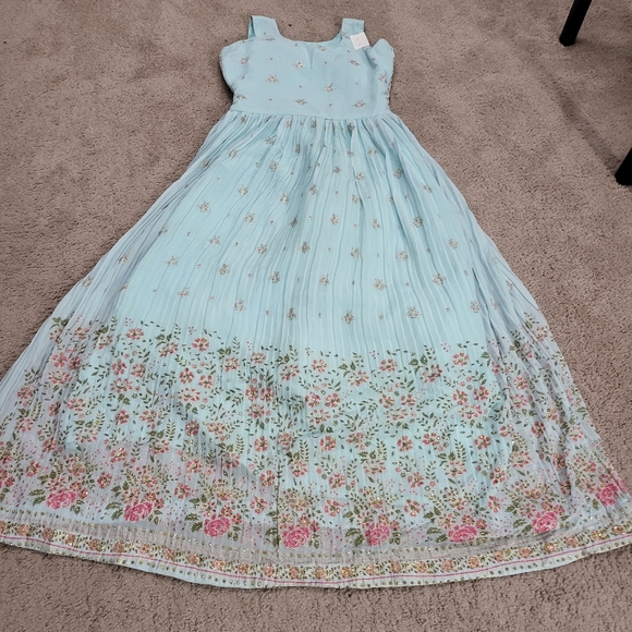 Gown - Picture 2 of 5